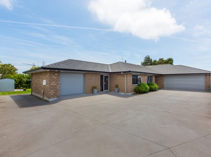 11-settlers-close-whalers-gate