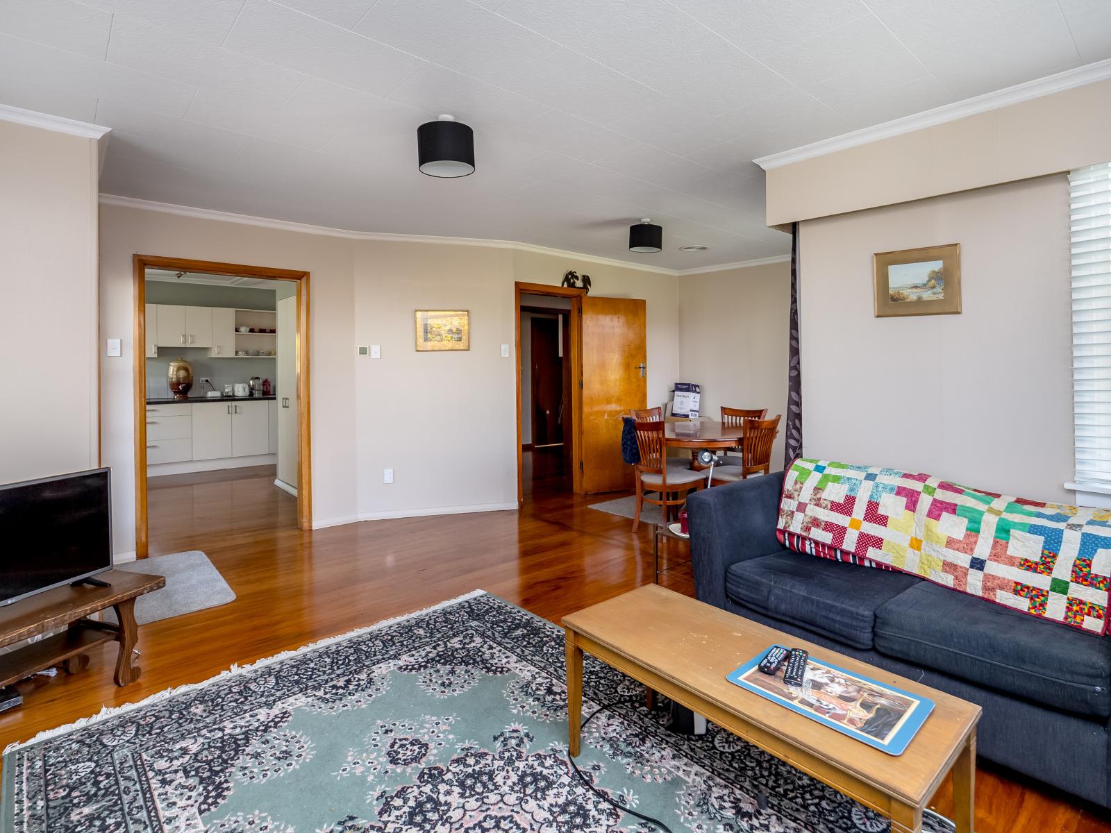 229 High Street North, Carterton