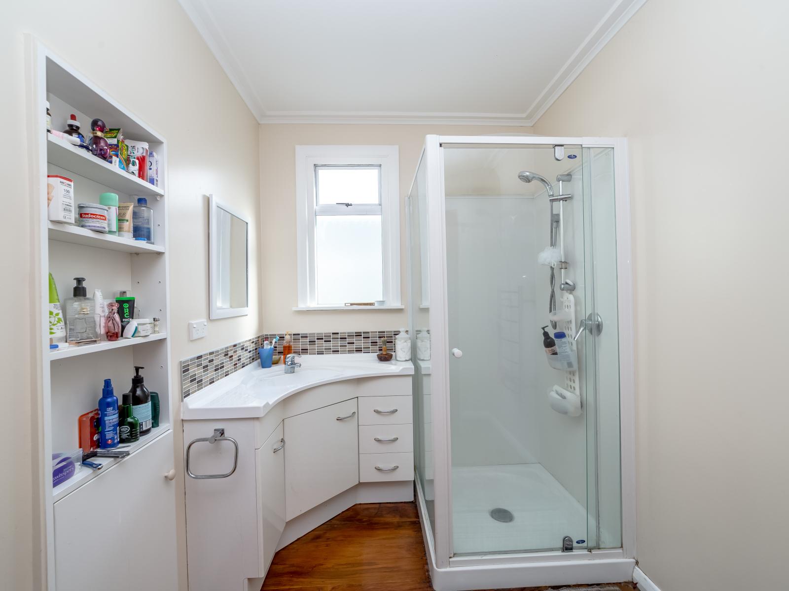 229 High Street North, Carterton