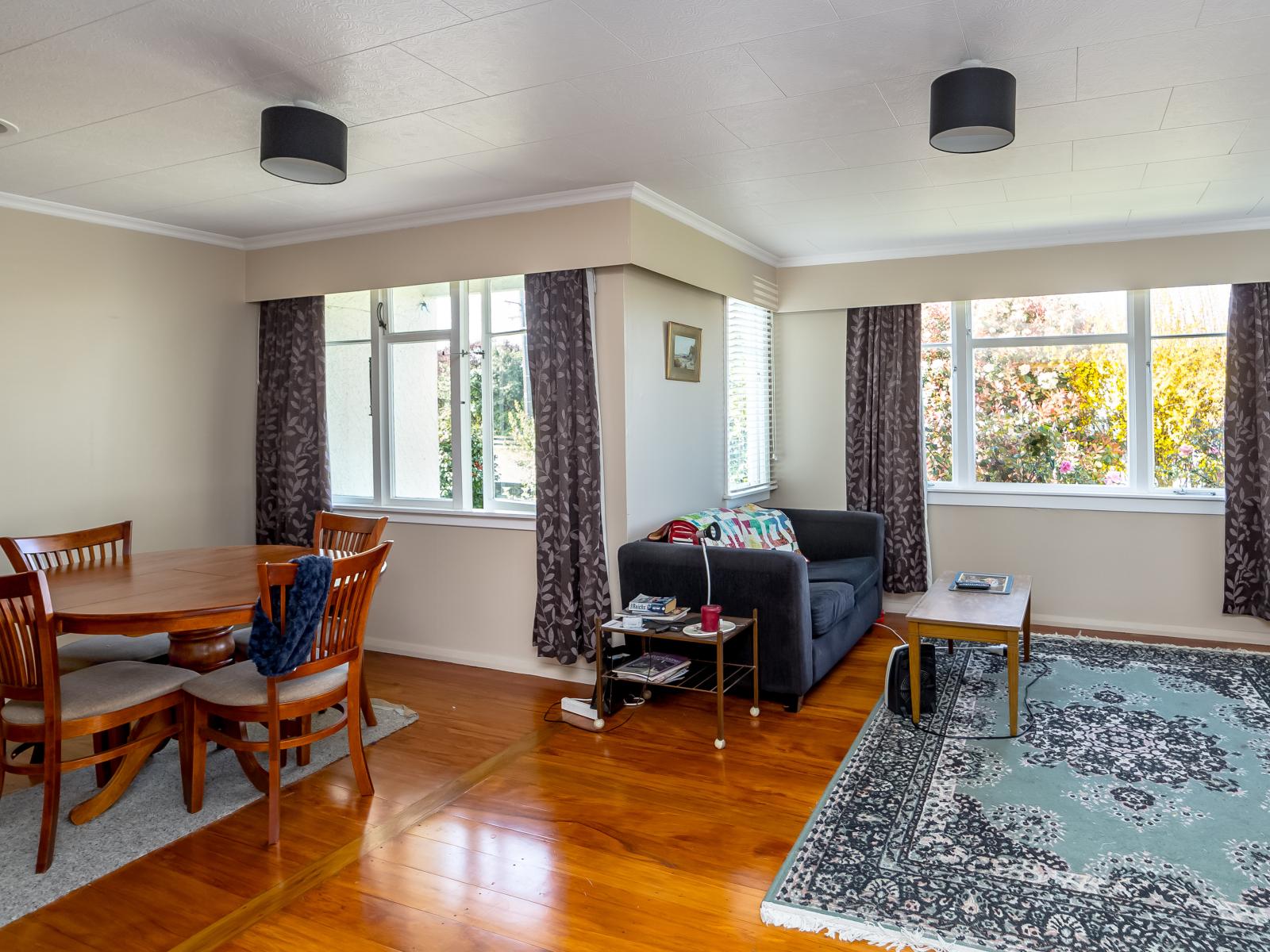 229 High Street North, Carterton