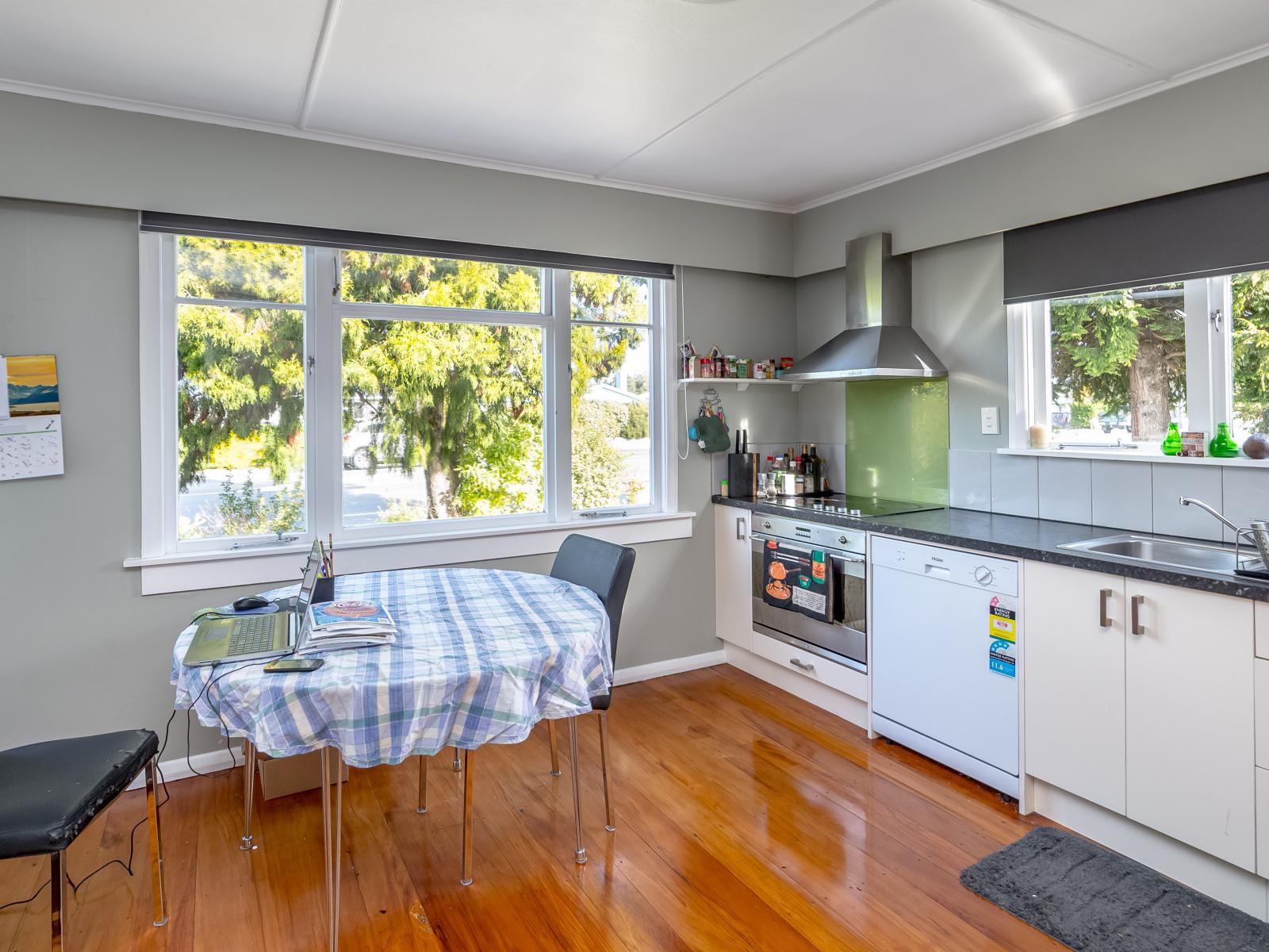 229 High Street North, Carterton