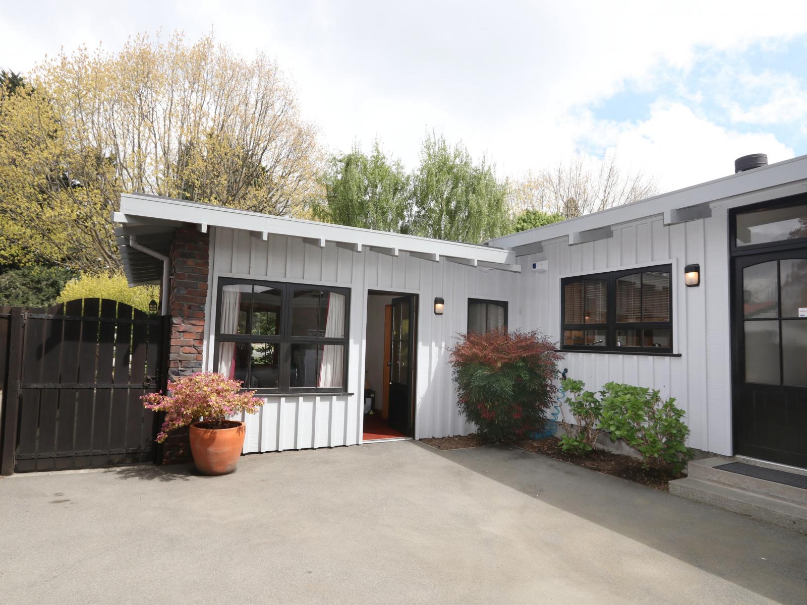 99 Walnut Avenue, Allenton