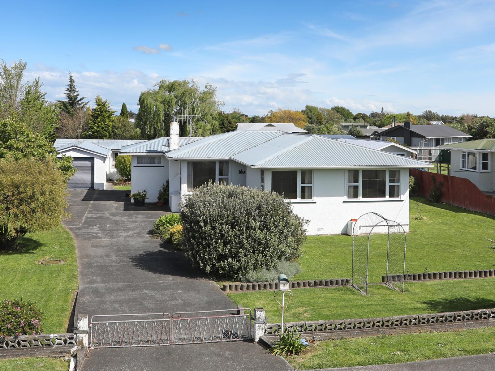 7 Flower Street, Bulls